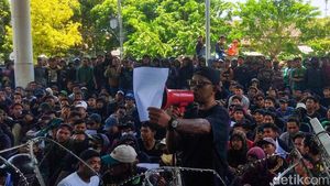 Protes Lantang Bonek Demo Kantor Persebaya