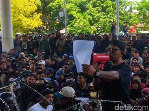 Protes Lantang Bonek Demo Kantor Persebaya