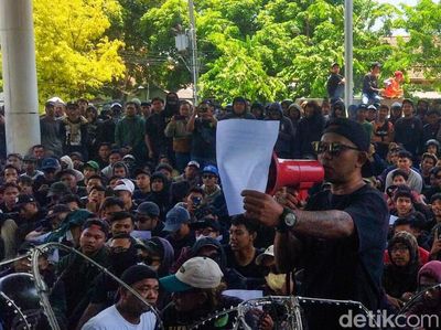 Protes Lantang Bonek Demo Kantor Persebaya