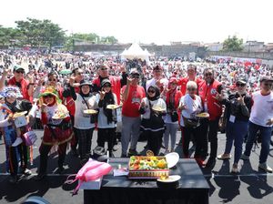 Relawan Sosialisasikan Ganjar-Mahfud Lewat Jalan Sehat di Bandung