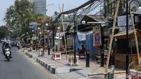 Semrawutnya Trotoar Depan Stasiun Bekasi