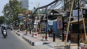 Semrawutnya Trotoar Depan Stasiun Bekasi