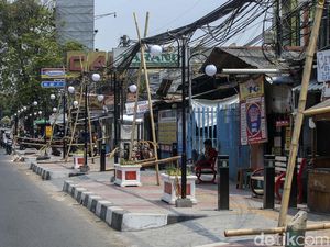 Semrawutnya Trotoar Depan Stasiun Bekasi