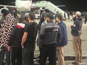 Warga Kampung Halaman Khabib Nurmagomedov Sweeping Pesawat dari Israel