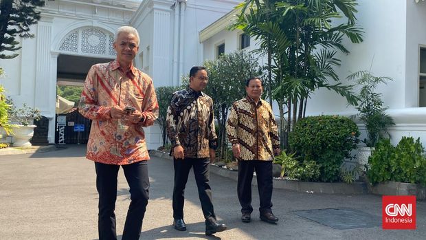 Tiga bacapres, Ganjar Pranowo, Prabowo Subianto, dan Anies Baswedan setelah makan bersama Presiden Jokowi di Istana Merdeka, Jakarta, Senin (30/10).