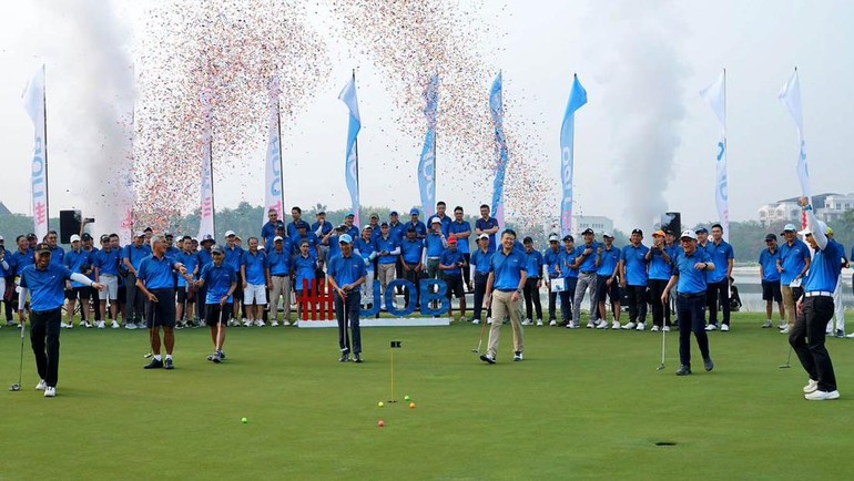 Hendra Gunawan, Presiden Direktur, UOB Indonesia (ketiga dari kanan), didampingi Komisaris Independen dan Direksi UOB Indonesia saat melakukan prosesi shotgun menandai pembukaan UOB Golf Invitational 2023 di Damai Indah Golf, PIK. 