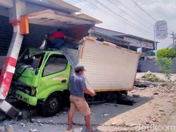 Truk Boks Tabrak Motor dan Rumah di Klaten, 1 Orang Tewas