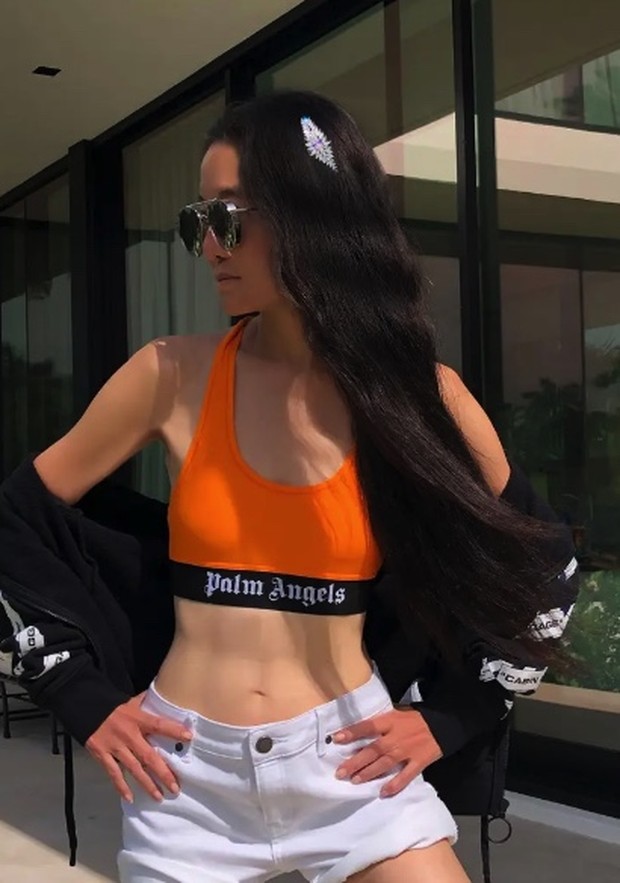 Vera Wang Memakai Atasan Oranye Vera Wang Memakai Atasan Oranye