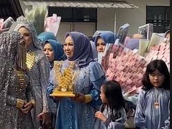 Pernikahan Viral, Gaya Rombongan Pengantin Bawa Seserahan Emas Bikin Salfok