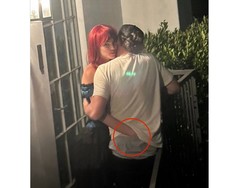 Bokong Leonardo DiCaprio Dipegang Kekasih, Posisi Tangannya Bikin Salah Fokus