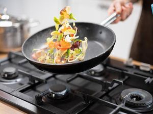 Masak Pakai Kompor vs Microwave, Mana yang Lebih Sehat? Masak Pakai Kompor vs Microwave, Mana yang Lebih Sehat?