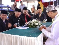 Momen Sakral Jadi Kocak, Wali Nikah Sebut Mas Kawin Seperangkat Alat Sekolah