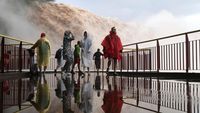Air Terjun Iguazu Meluap Bak Air Bah, Malah Jadi Tontonan