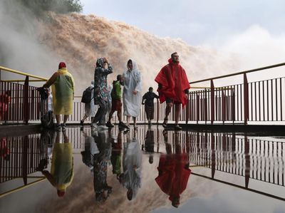 Air Terjun Iguazu Meluap Bak Air Bah, Malah Jadi Tontonan