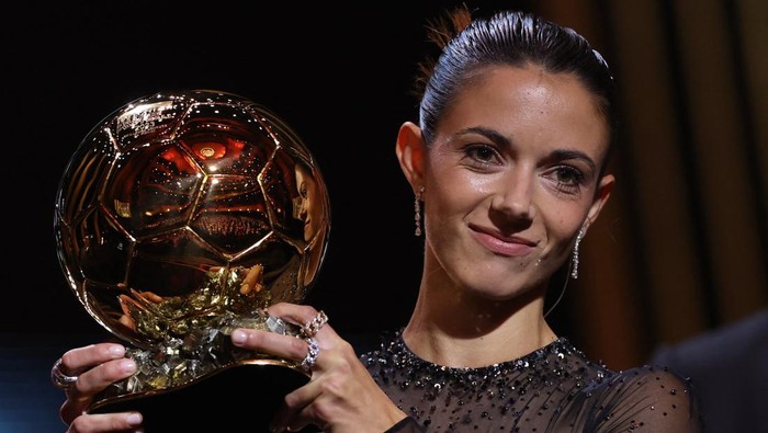 Soccer Football - 2023 Ballon dOr - Chatelet Theatre, Paris, France - October 30, 2023 FC Barcelonas Aitana Bonmati after winning the womens Ballon dOr REUTERS/Stephanie Lecocq