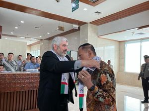 Anggota DPR Dikalungkan Syal Palestina Jelang Sidang Paripurna Anggota DPR Dikalungkan Syal Palestina Jelang Sidang Paripurna