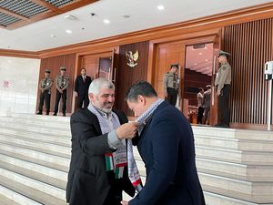Anggota DPR Diberi Syal Palestina Jelang Rapat Paripurna