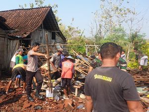 Sebuah Rumah Roboh saat Hujan Disertai Angin Kencang di Ngawi