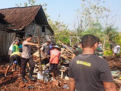Sebuah Rumah Roboh saat Hujan Disertai Angin Kencang di Ngawi