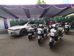 AstraZeneca Angkut Vaksin cs Pakai Mobil dan Motor Listrik