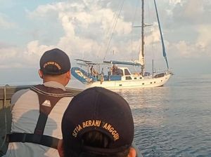 Bakamla RI Evakuasi Kapal Layar Australia di Perairan Natuna Utara Bakamla RI Evakuasi Kapal Layar Australia di Perairan Natuna Utara