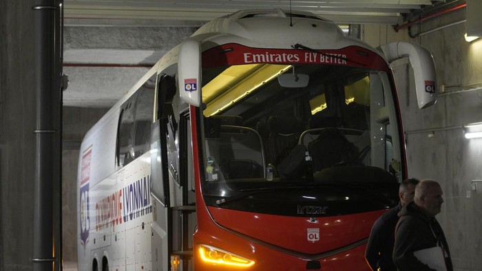 The bus of the Lyon soccer team is seen stoned before arriving at the Velodrome Stadium prior to the French League One soccer match between Olympique de Marseille and Lyon in Marseille, France, Sunday, Oct. 29, 2023. (AP Photo/Daniel Cole)