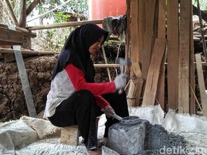 Harap-harap Cemas Wanita Penumbuk Batu Tunggu Peradilan Suami di Sukabumi