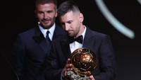Momen ini terbilang menarik mengingat saat ini Beckham bisa dibilang menjadi bosnya Messi. Foto: REUTERS/STEPHANIE LECOCQ