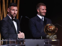 Di atas panggung Ballon dOr 2023 , Beckham pamer senyuman di samping Messi yang musim panas lalu ia prakarsai kepindahannya ke Inter Miami. Foto: REUTERS/STEPHANIE LECOCQ