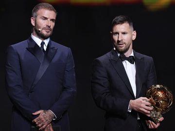 Momen Messi Terima Ballon dOr Nomor 8 dari Bos Beckham