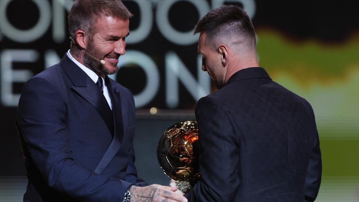 David Beckham, Lionel Messi Soccer Football - 2023 Ballon d'Or - Chatelet Theatre, Paris, France - October 30, 2023 Inter Miami's Lionel Messi after being awarded the men's Ballon d'Or by co owner David Beckham REUTERS/Stephanie Lecocq