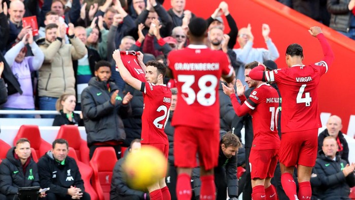Diogo Jota Soccer Football - Premier League - Liverpool v Nottingham Forest - Anfield, Liverpool, Britain - October 29, 2023 Liverpool's Diogo Jota is applauded by teammates while holding up a shirt in support of Liverpool's Luis Diaz as he celebrates scoring their first goal REUTERS/Scott Heppell NO USE WITH UNAUTHORIZED AUDIO, VIDEO, DATA, FIXTURE LISTS, CLUB/LEAGUE LOGOS OR 'LIVE' SERVICES. ONLINE IN-MATCH USE LIMITED TO 45 IMAGES, NO VIDEO EMULATION. NO USE IN BETTING, GAMES OR SINGLE CLUB/LEAGUE/PLAYER PUBLICATIONS.