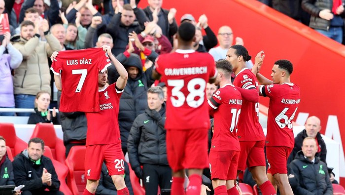 Diogo Jota Soccer Football - Premier League - Liverpool v Nottingham Forest - Anfield, Liverpool, Britain - October 29, 2023 Liverpool's Diogo Jota is applauded by teammates while holding up a shirt in support of Liverpool's Luis Diaz as he celebrates scoring their first goal REUTERS/Scott Heppell NO USE WITH UNAUTHORIZED AUDIO, VIDEO, DATA, FIXTURE LISTS, CLUB/LEAGUE LOGOS OR 'LIVE' SERVICES. ONLINE IN-MATCH USE LIMITED TO 45 IMAGES, NO VIDEO EMULATION. NO USE IN BETTING, GAMES OR SINGLE CLUB/LEAGUE/PLAYER PUBLICATIONS.