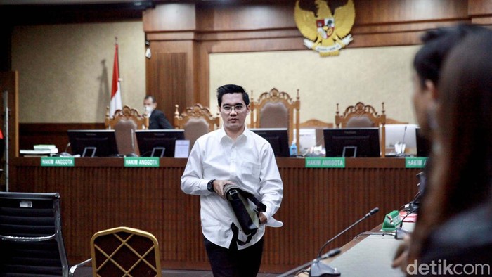 Ekspresi Makelar Perkara MA Didakwa Terima Suap Rp 11,2 M Dadan Tri Yudianto jalani sidang dakwaan di Pengadilan Tipikor Jakarta. Ia didakwa menerima suap Rp 11,2 miliar bersama Sekretaris MA nonaktif Hasbi Hasan.