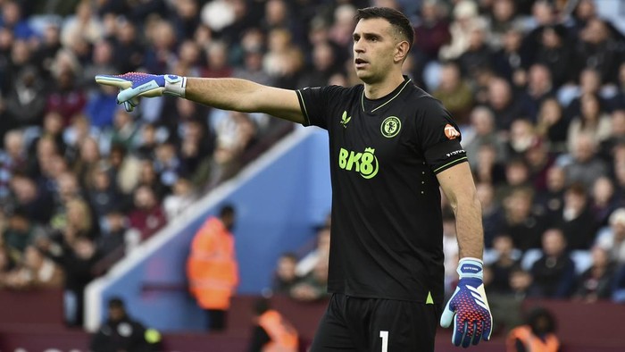 Aston Villas goalkeeper Emiliano Martinez reacts during the English Premier League soccer match between Aston Villa and West Ham United at Villa Park in Birmingham, England, Sunday, Oct. 22, 2023. (AP Photo/Rui Vieira)