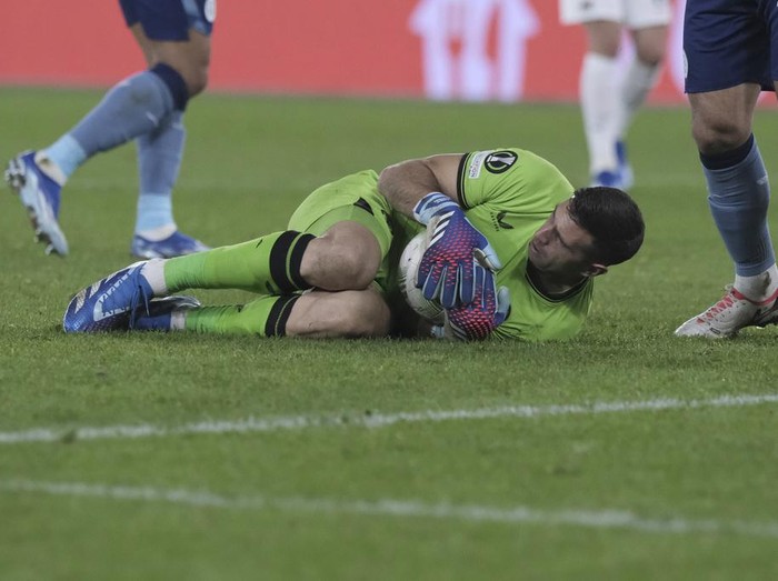 Emiliano Martinez Raih Penghargaan Kiper Terbaik Dunia Yashin Trophy 2023 Aston Villa's goalkeeper Emiliano Martinez saves during the Conference League group E soccer match between AZ Alkmaar and Aston Villa at the AZ stadium in Alkmaar, Netherlands, Thursday, Oct. 26, 2023. (AP Photo/Patrick Post)
