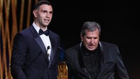 Penghargaan itu bernama Yashin Trophy 2023, yang sudah dimulai sejak 2019 untuk mengapresiasi kontribusi para kiper untuk kesuksesan timnya. REUTERS/Stephanie Lecocq  