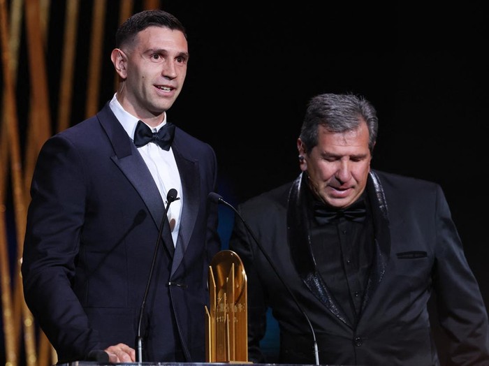 Emiliano Martinez Raih Penghargaan Kiper Terbaik Dunia Yashin Trophy 2023 Soccer Football - 2023 Ballon d'Or - Chatelet Theatre, Paris, France - October 30, 2023 Aston Villa's Emiliano Martinez with his father Alberto Martinez after being awarded the Yachine trophy REUTERS/Stephanie Lecocq