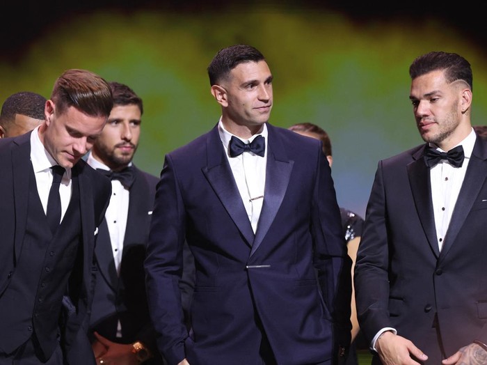Emiliano Martinez Raih Penghargaan Kiper Terbaik Dunia Yashin Trophy 2023 Soccer Football - 2023 Ballon d'Or - Chatelet Theatre, Paris, France - October 30, 2023 FC Barcelona's Marc Andre ter Stegen, Aston Villa's Emiliano Martinez and Manchester City's Ederson during the awards REUTERS/Stephanie Lecocq