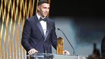 Emiliano Martinez Raih Penghargaan Kiper Terbaik Dunia Yashin Trophy 2023