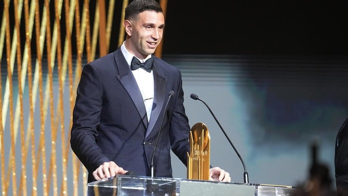 Aston Villas and Argentinas national team goalkeeper Emiliano Martinez receives the Yashin trophy during the 67th Ballon dOr (Golden Ball) award ceremony at Theatre du Chatelet in Paris, France, Monday, Oct. 30, 2023. (AP Photo/Michel Euler)