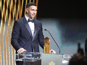 Emiliano Martinez Raih Penghargaan Kiper Terbaik Dunia Yashin Trophy 2023 Emiliano Martinez Raih Penghargaan Kiper Terbaik Dunia Yashin Trophy 2023