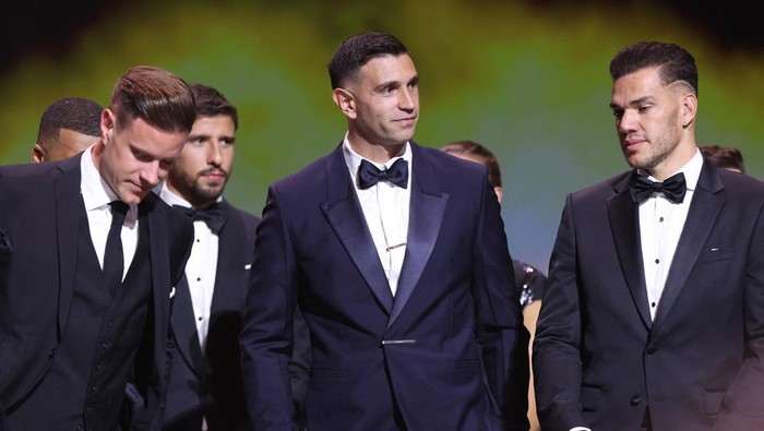 Soccer Football - 2023 Ballon dOr - Chatelet Theatre, Paris, France - October 30, 2023 FC Barcelonas Marc Andre ter Stegen, Aston Villas Emiliano Martinez and Manchester Citys Ederson during the awards REUTERS/Stephanie Lecocq