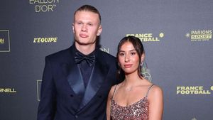 7 Potret Erling Haaland Gandeng Sang Kekasih di Ballon dOr 2023