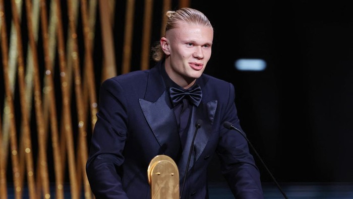 Soccer Football - 2023 Ballon dOr - Chatelet Theatre, Paris, France - October 30, 2023 Manchester Citys Erling Haaland after being awarded the Gerd Muller Award during the awards REUTERS/Stephanie Lecocq