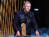Gaya Haaland Saat Sabet Gerd Mueller Trophy 2023