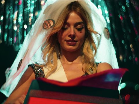 O LADO BOM DE SER TRAIDA. (L to R) GIOVANNA LANCELLOTTI as BABI in O LADO BOM DE SER TRAIDA. Cr. Courtesy of Netflix  2023