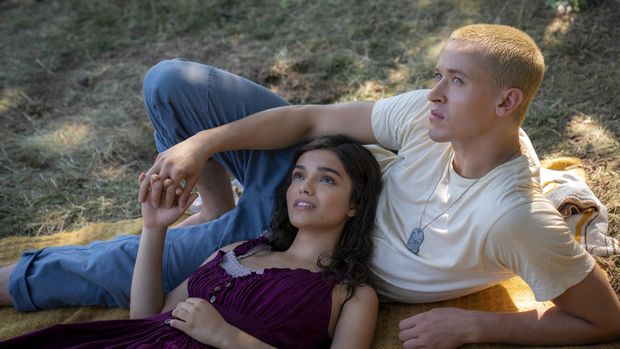 Tom Blyth sebagai Coriolanus Snow dan Rachel Zegler sebagai Lucy Gray Baird dalam prekuel The Hunger Games, The Ballad of Songbirds and Snakes. (Lionsgate/Murray Close)