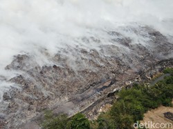 Pekatnya Asap Kebakaran TPA Jalupang dari Ketinggian