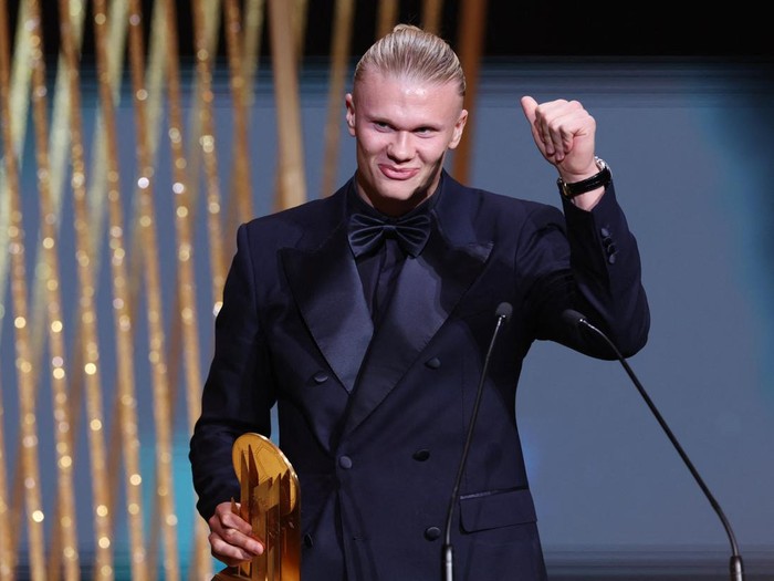 Gaya Erling Haaland Saat Raih Gerd Mueller Trophy 2023 Soccer Football - 2023 Ballon d'Or - Chatelet Theatre, Paris, France - October 30, 2023 Manchester City's Erling Haaland after being awarded the Gerd Muller Award during the awards REUTERS/Stephanie Lecocq